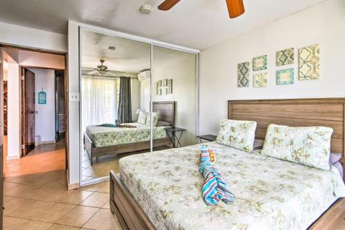 Tempat tidur dalam kamar di Condo with Balcony - Walk to Playa Doña Lala!