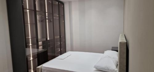 En eller flere senge i et værelse på Heart of Tirana Apartment