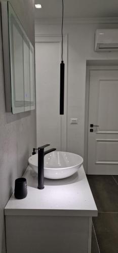 Bilik mandi di Heart of Tirana Apartment