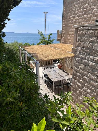 Luxury Seaside Villa with a classic Mediterranean Olive Garden, a fully equipped Professional Kitchen, Pool, Sauna, Padle Boards and Canoe - Miolin Beach House
