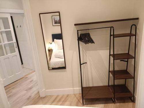 um espelho e uma prateleira num quarto com uma cama em Hiruki Apartment OLD TOWN em Bilbao