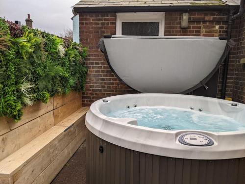 Foto sihtkohas Whitstable asuva majutusasutuse 2 The Old Schoolhouse: En-suite, hot tub, parking, pets galeriist