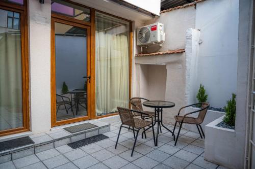 eine Terrasse mit Stühlen und einem Tisch auf dem Balkon in der Unterkunft MariaApartments in Bitola