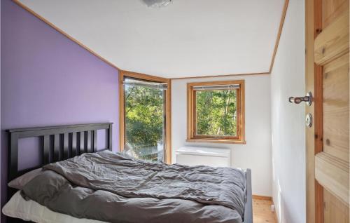 una camera con un letto e due finestre di Nice Home In Gilleleje With Wifi a Gilleleje
