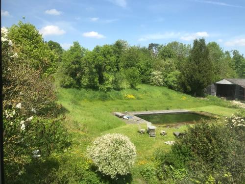 an aerial view of a yard with a pond at La ferme aux oiseaux B&B in Beaumont