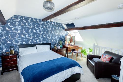 1 dormitorio con cama, escritorio y silla en 2 The Old Schoolhouse: En-suite, hot tub, parking, pets, en Whitstable