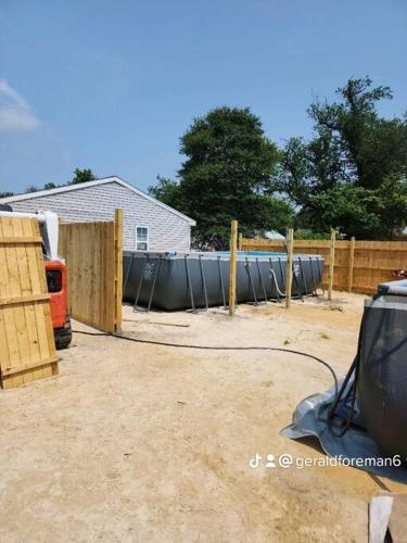una cerca con un tanque de agua en un patio en Dagsboro Retreat Beautiful 2 Bed and 1 Bath Villa, en Dagsboro