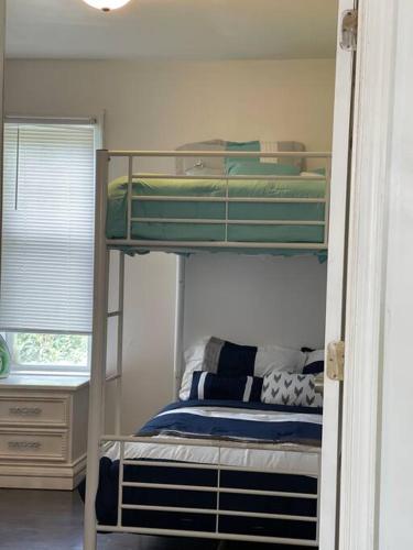 1 dormitorio con 2 literas y ventana en Dagsboro Retreat Beautiful 2 Bed and 1 Bath Villa, en Dagsboro