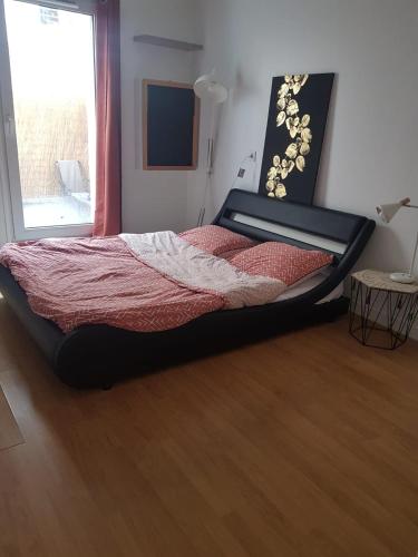 Cette chambre comprend un grand lit et une fenêtre. dans l'établissement Cosy bedroom in ideal apartment, à Villejuif