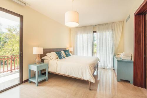 1 dormitorio con cama y ventana en Adorable 2BR apartment at El Portillo UD, en Las Terrenas