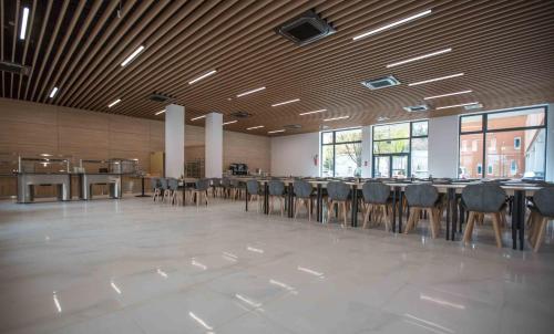 Duży pokój z długim stołem i krzesłami w obiekcie Centralny Ośrodek Sportu - Giżycko w mieście Giżycko