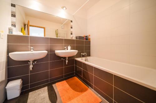A bathroom at Comfy condo on the 20th floor & FREE parking