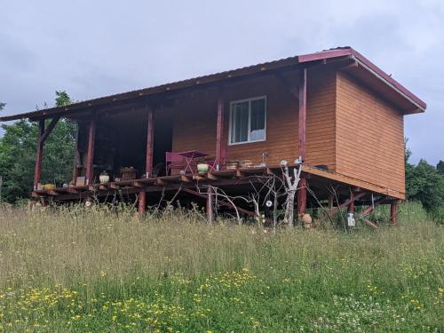 una casa al lado de un campo en Casa Tranquila, 