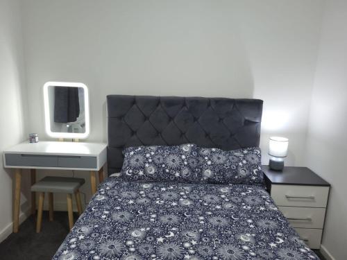 1 dormitorio con 1 cama con vestidor y lavamanos en Delight Apartment, Close to Excel, London City Airport & O2!, en Londres