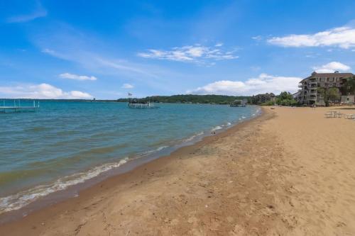 Gallery image of Sugar Beach Villa 1012 Luxury Waterfront Condo in Traverse City