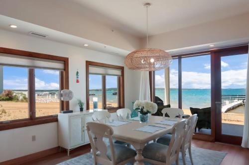 Gallery image of Sugar Beach Villa 1012 Luxury Waterfront Condo in Traverse City