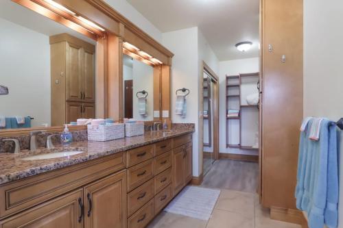 a bathroom with two sinks and a large mirror at Sugar Beach Villa 1012 Luxury Waterfront Condo in Traverse City