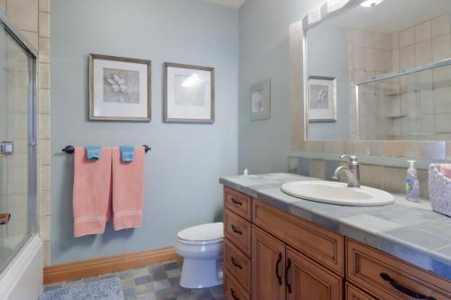 Gallery image of Sugar Beach Villa 1012 Luxury Waterfront Condo in Traverse City