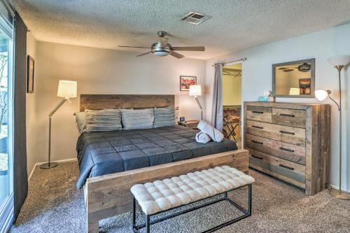 1 dormitorio con 1 cama grande y cabecero de madera en Mesa Retreat with Fenced Yard, Walk to Sloan Park!, en Mesa