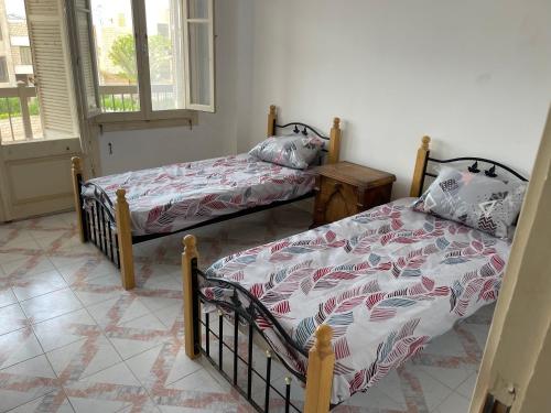 En eller flere senger på et rom på قرية جرين بيتش