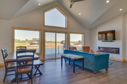 Χώρος καθιστικού στο Spacious New Lisbon Home with Lake Access!