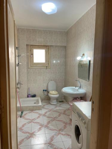 La salle de bains est pourvue de toilettes, d'un lavabo et d'un lave-linge. dans l'établissement قرية جرين بيتش, à El Alamein