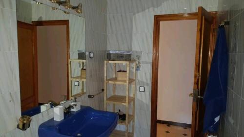 a bathroom with a blue sink and a mirror at Increíble Casa Rural en la Sierra de Altomira Piscina privada y Barbacoa in Albalate de Zorita