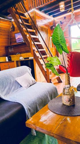 een slaapkamer met een bed en een tafel met een plant bij Shizen hospedaje, eventos y camping 
