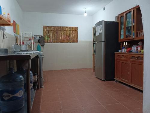 uma cozinha com um frigorífico e piso em azulejo em Alojamiento Ya'ax Nah em Playa del Carmen