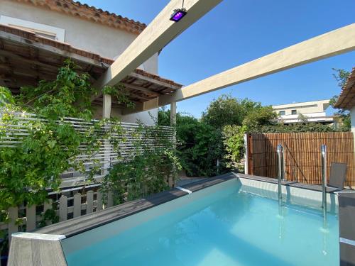 a swimming pool in the backyard of a house at La Villa Rapha'elle in Saint-Raphaël