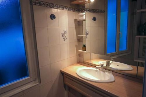 ein Bad mit einem Waschbecken und einem Spiegel in der Unterkunft Le Saint-Roch, Centre-ville, Terrasse privée in Issoudun