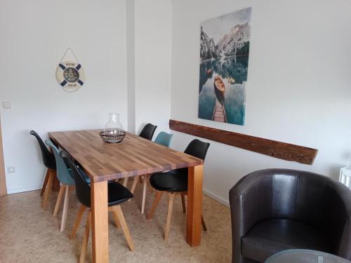 a dining room with a wooden table and chairs at Appartement Landhaus Felsenkeller in Sankt Kanzian