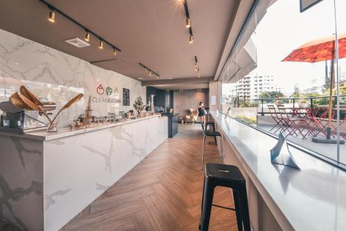 un ristorante con bancone e un bar con sgabelli di Breakfast Included at Regatta Living 605 a Los Prados