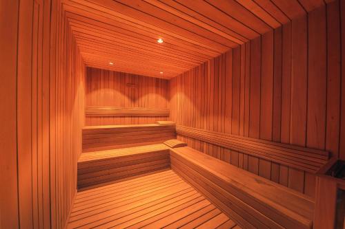 una sauna vuota con pannelli in legno e pavimento in legno di Breakfast Included at Regatta Living 605 a Los Prados