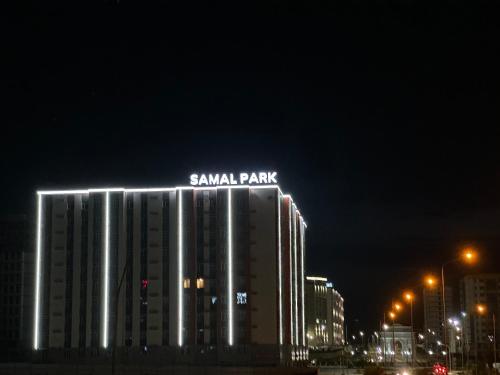 Um edifício de um banco do Pai Natal com uma placa no topo à noite em AAA_kvartira_aktau em Aktau