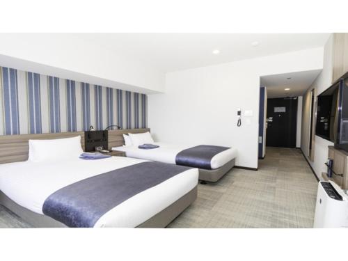 2 camas en una habitación de hotel con 2 camas en La'gent Stay Hakodate Ekimae - Vacation STAY 75062v, en Hakodate