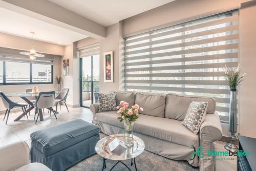 Χώρος καθιστικού στο Regatta Living II with Breakfast Included! - 502