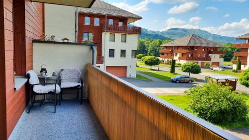 - un balcon avec une table et des chaises dans un bâtiment dans l'établissement Apartmán Beskydy, à Čeladná