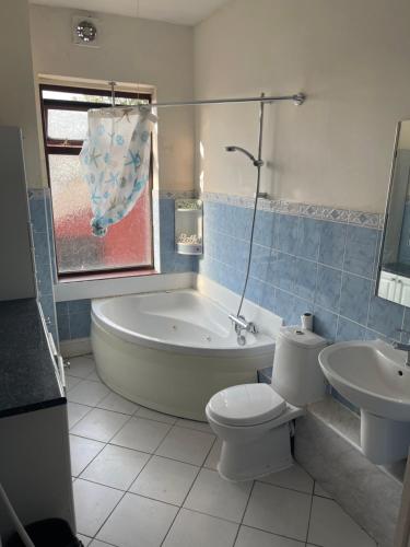 Quite Broad Rest 3 في Longford: حمام مع حوض ومرحاض ومغسلة