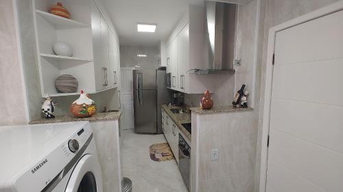 uma cozinha com um frigorífico e uma máquina de lavar roupa em Apartamento ótimo padrão volta redonda em Volta Redonda