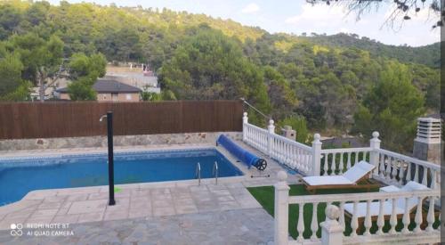 ein Haus mit einem Pool und einem Zaun in der Unterkunft Increíble Casa Rural en la Sierra de Altomira in Albalate de Zorita