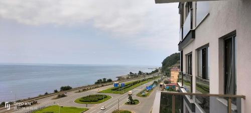 - une vue sur une route depuis un bâtiment situé à côté de l'océan dans l'établissement Güzel evim, à Cayeli
