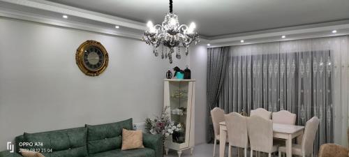 - un salon avec un canapé vert et une table dans l'établissement Güzel evim, à Cayeli