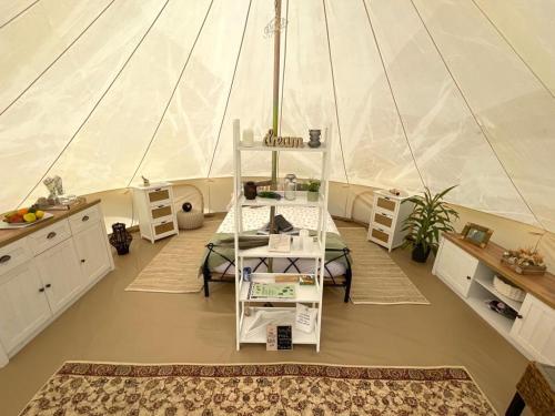 pokój ze stołem i namiotem w obiekcie Glamping 4 Acres w mieście Fryšták