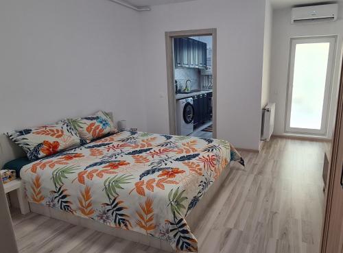 una camera da letto con un letto con un piumone colorato di Siriului Studio a Bucarest