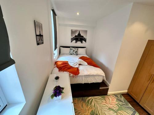 een kleine slaapkamer met een klein bed en een tafel bij Central London 1-Bedroom Cozy Budget Apartment, Edgware Road in Londen