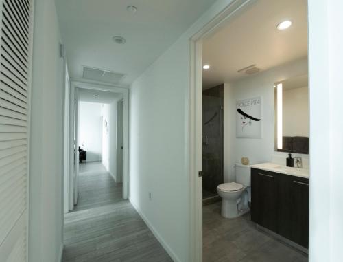 uma casa de banho branca com um WC e um lavatório em Luxury 2'2 apartment brickell downtown em Miami