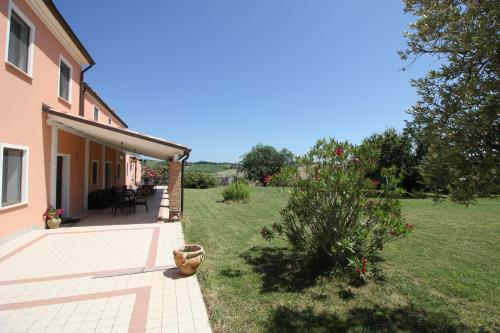 an external view of a house with a yard at Villa Diana - Pesaro mare e cultura - intera struttura con piscina in Mombaroccio
