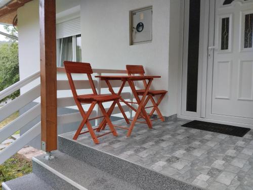 two chairs and a table on the porch of a house at Vitovnicki Mir in Petrovac na Mlavi