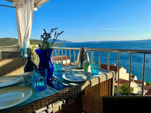 a table on a balcony with a view of the ocean at Tanis Ocean Loft in Martinšćica
